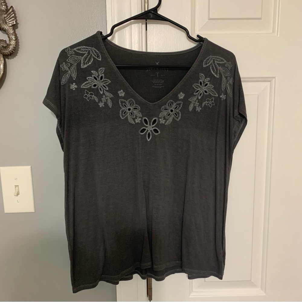 Adorable v-neck shirt